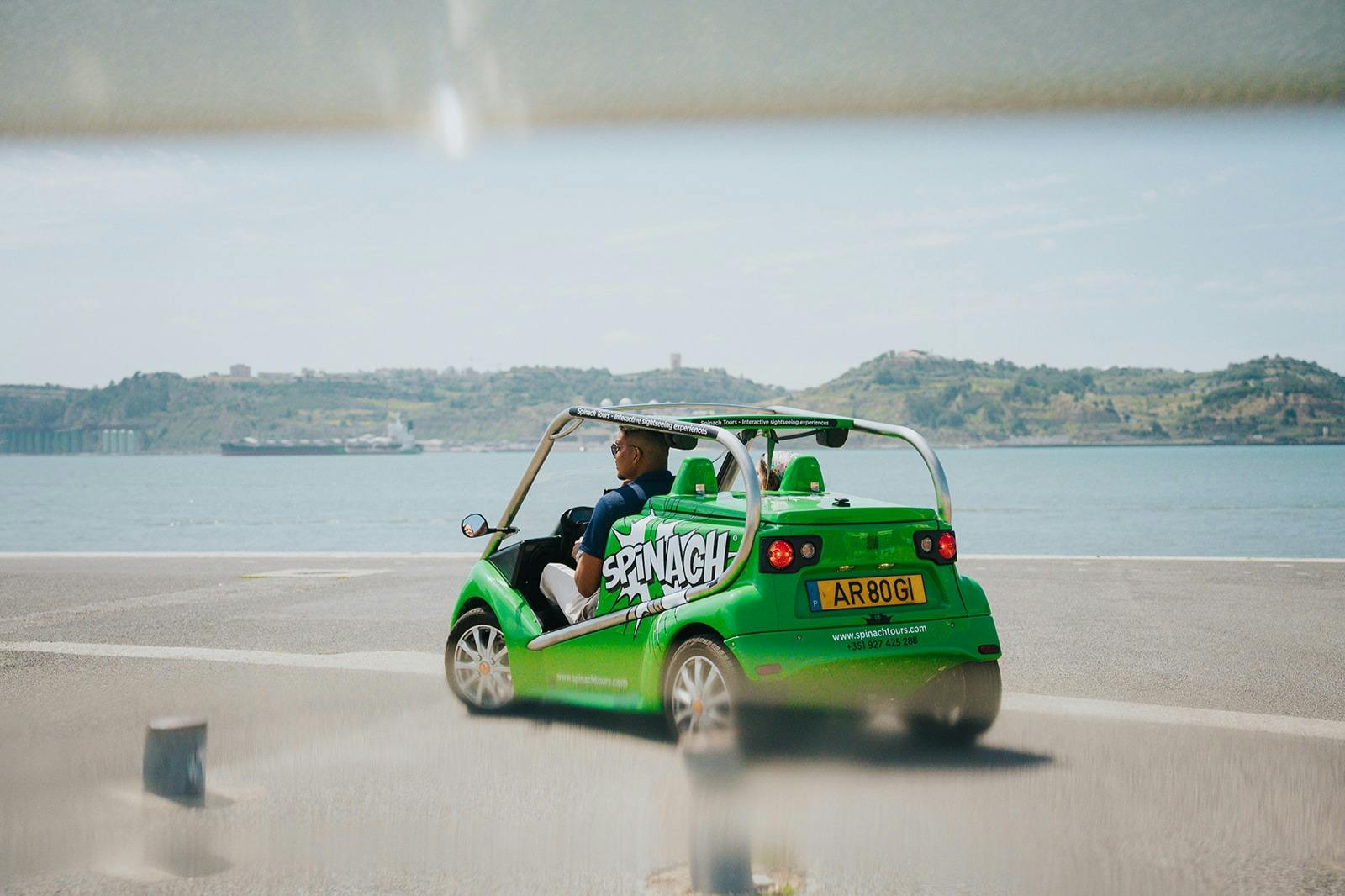 与菠菜之旅一起探索里斯本，在河边开车。