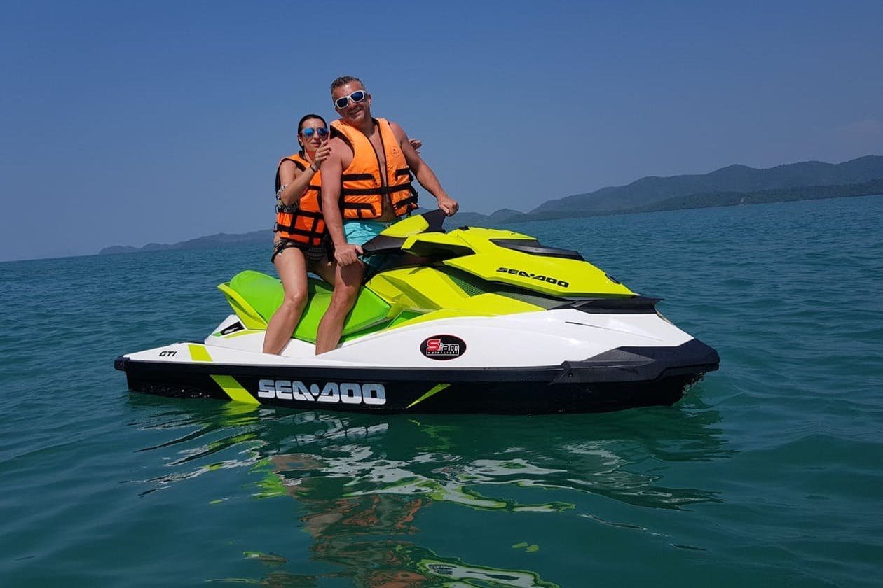 Ζήστε τη συγκίνηση των διαδρομών υψηλής ταχύτητας κατά μήκος των κυμάτων, ενώ απολαμβάνετε το τοπίο.