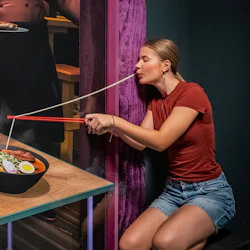 Tauche ein in die Welt der optischen Illusionen und genieße eine Nudelsuppe auf ganz besondere Konst!