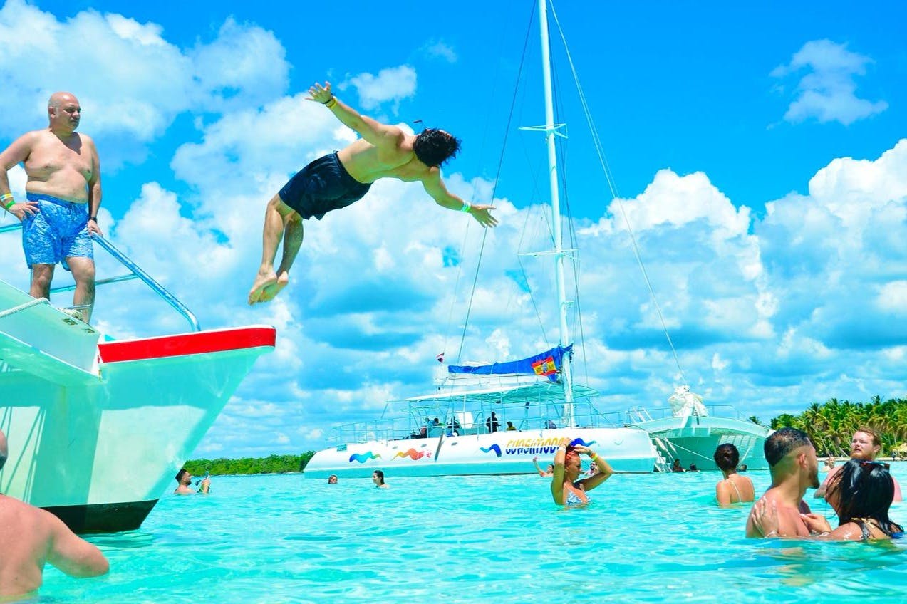 Pláž s osobou, která si užívá.