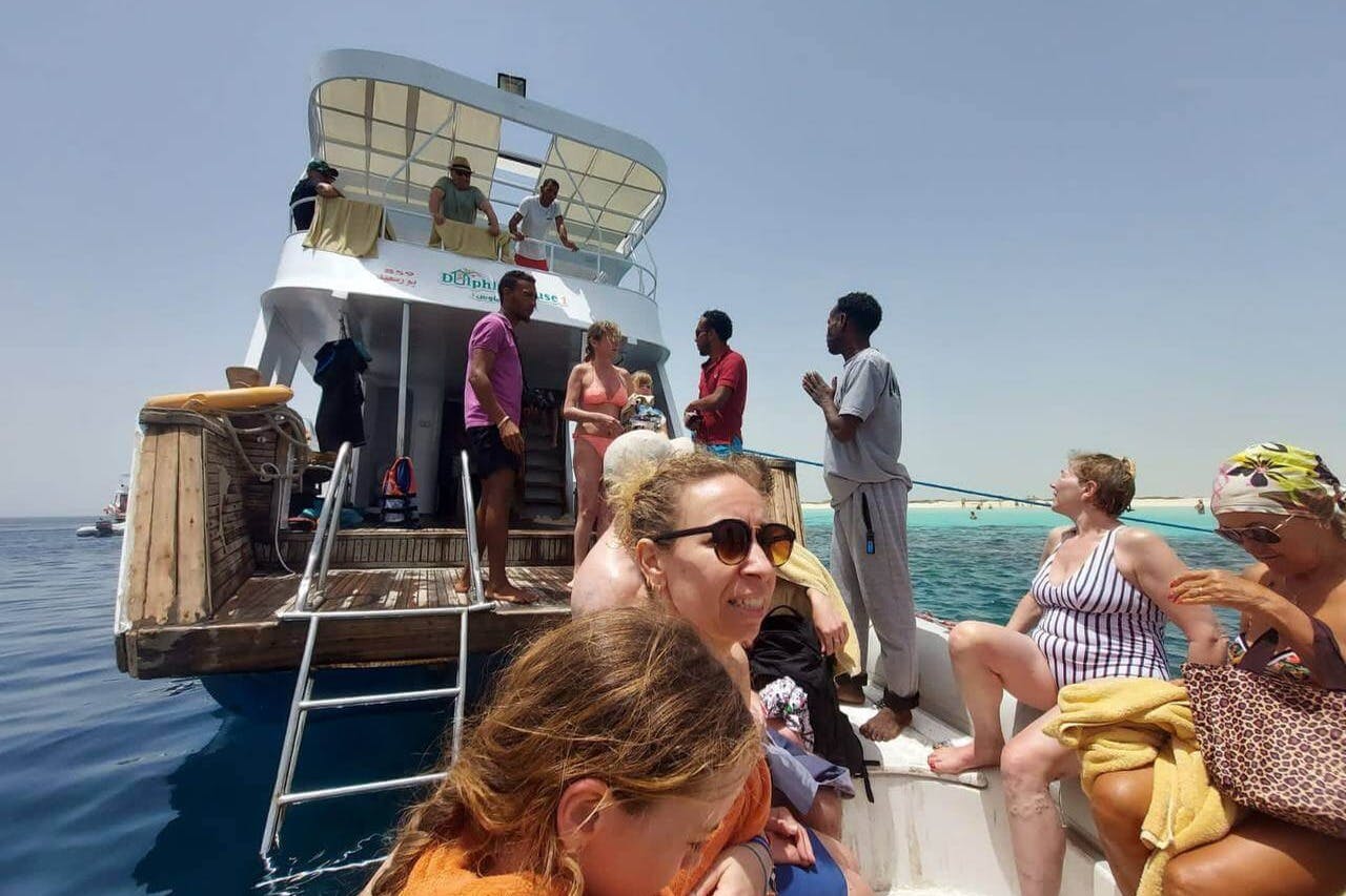 登船前往滨田岛（ Hamata Island ）。