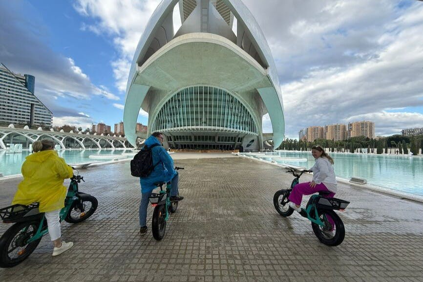 Ανακαλύψτε τη Βαλένθια με ένα πολυτελές ηλεκτρικό ποδήλατο με κινητήρα Yamaha. Κάντε πετάλι αβίαστα και απλά απολαύστε τη βόλτα με το ποδήλατο.