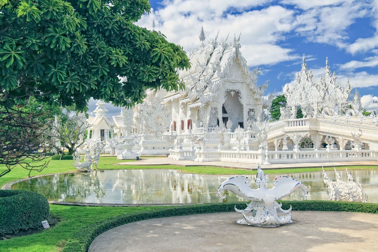 参观标志性的白色寺庙或Wat Rong Khun。