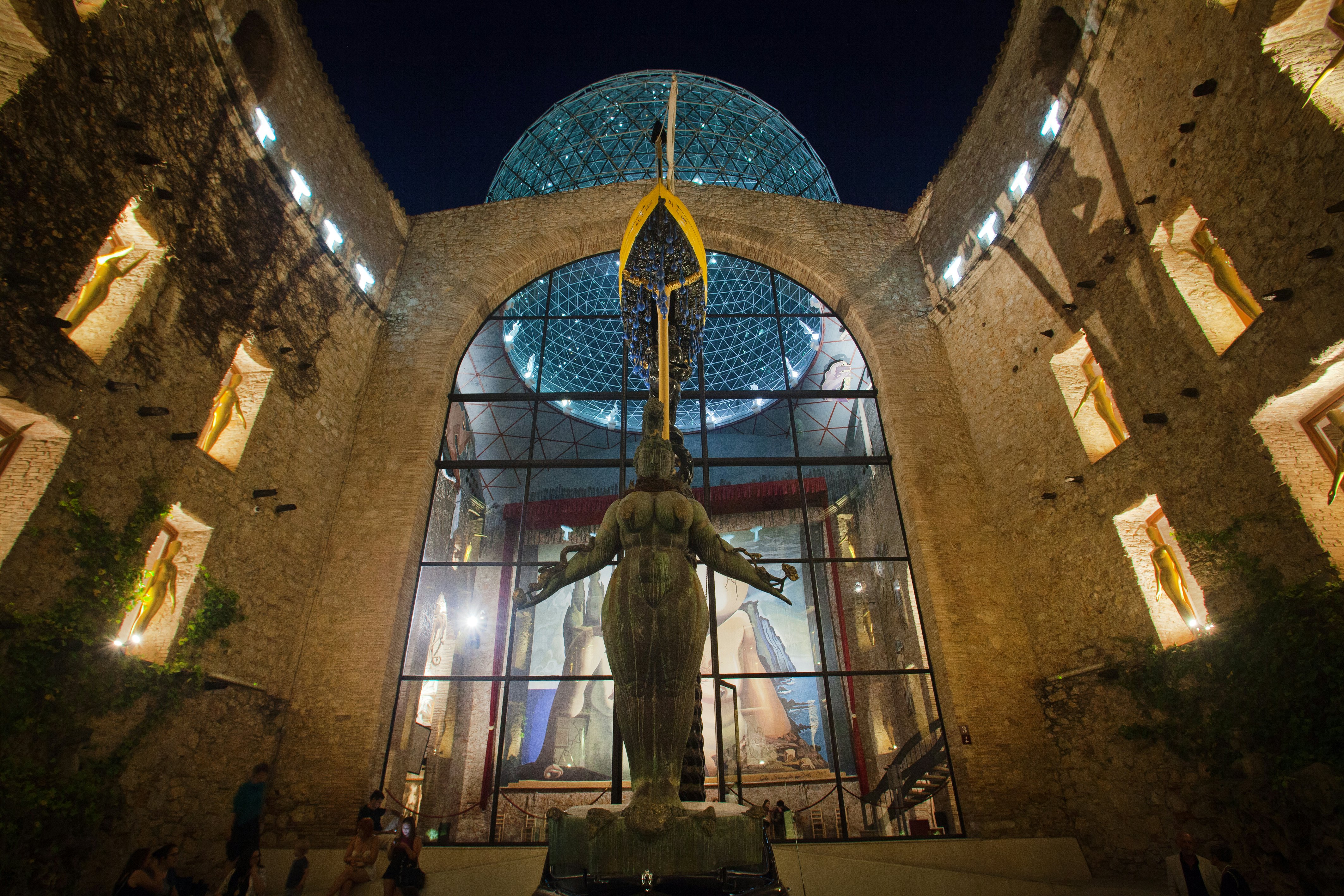 Teatro-Museu Dalí à Noite