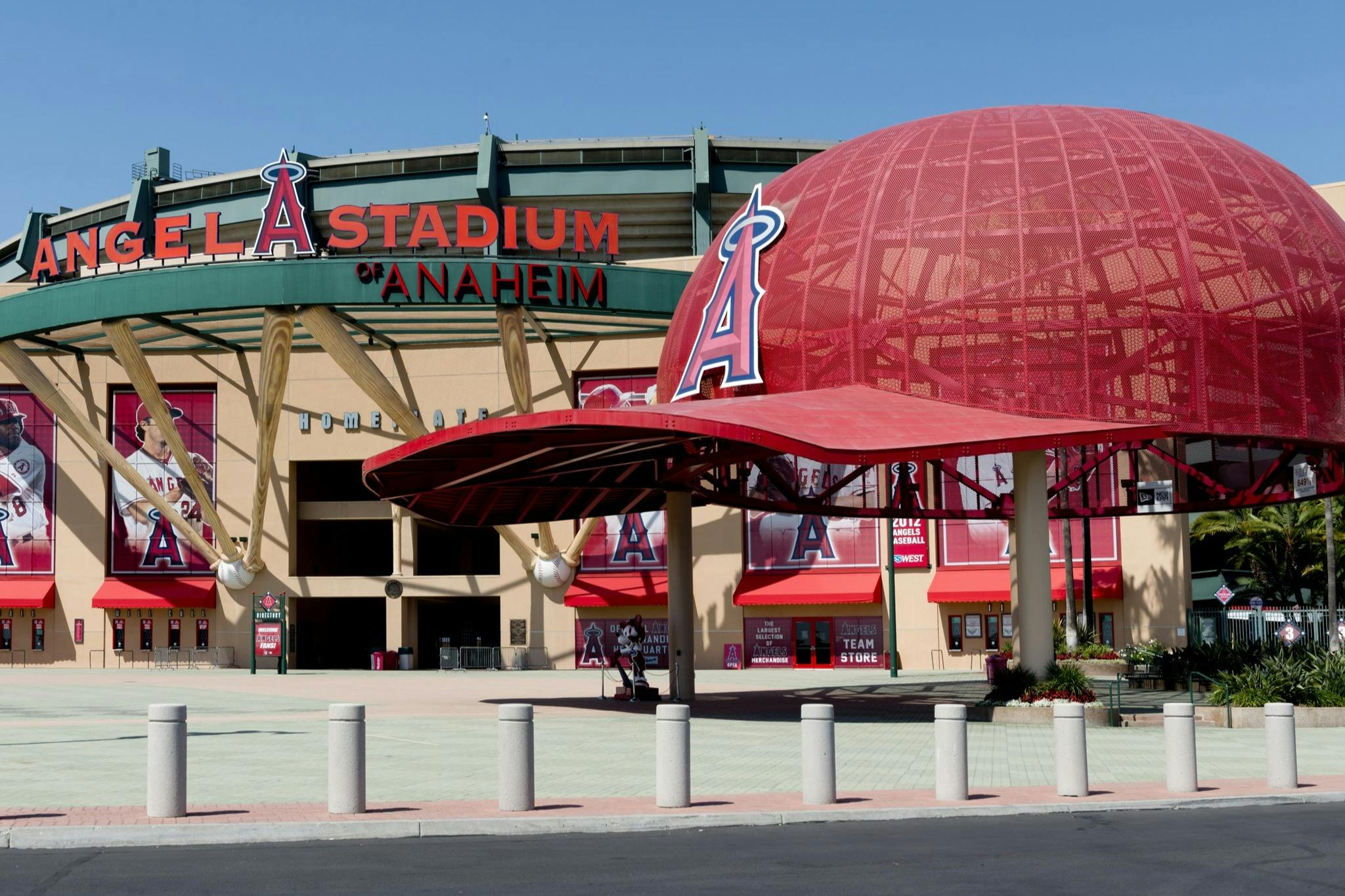 Angel Stadium: LA Angels Baseball Game - Photo 5