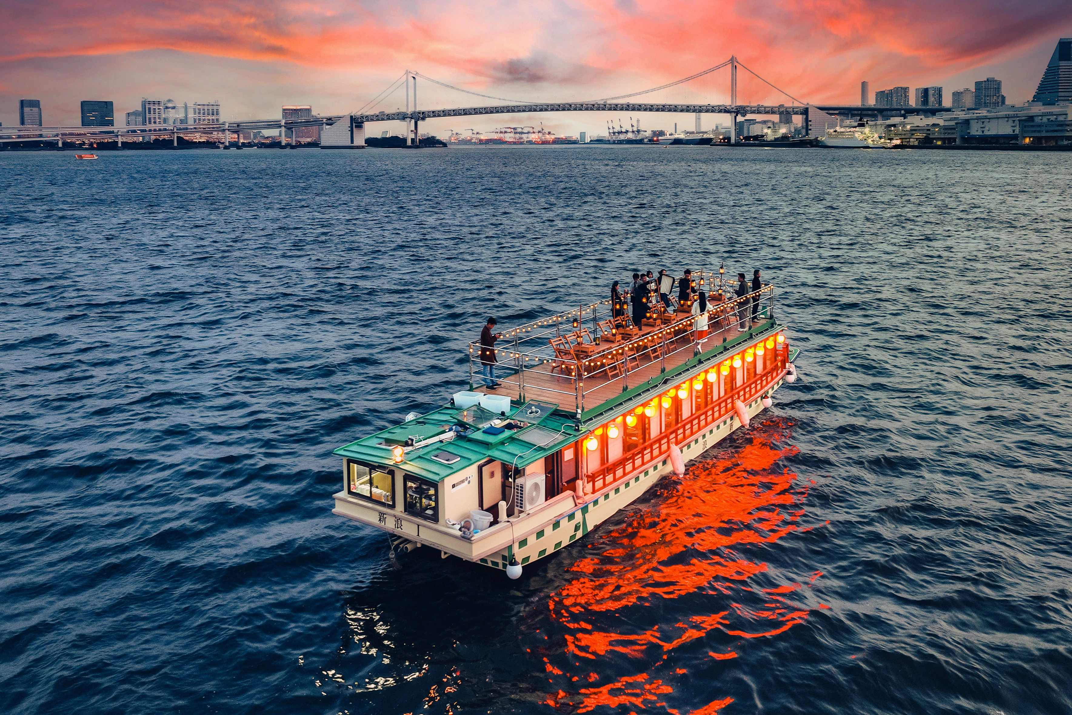 Tokyo Bay: Yakatabune Cruise + Live Show + Meal