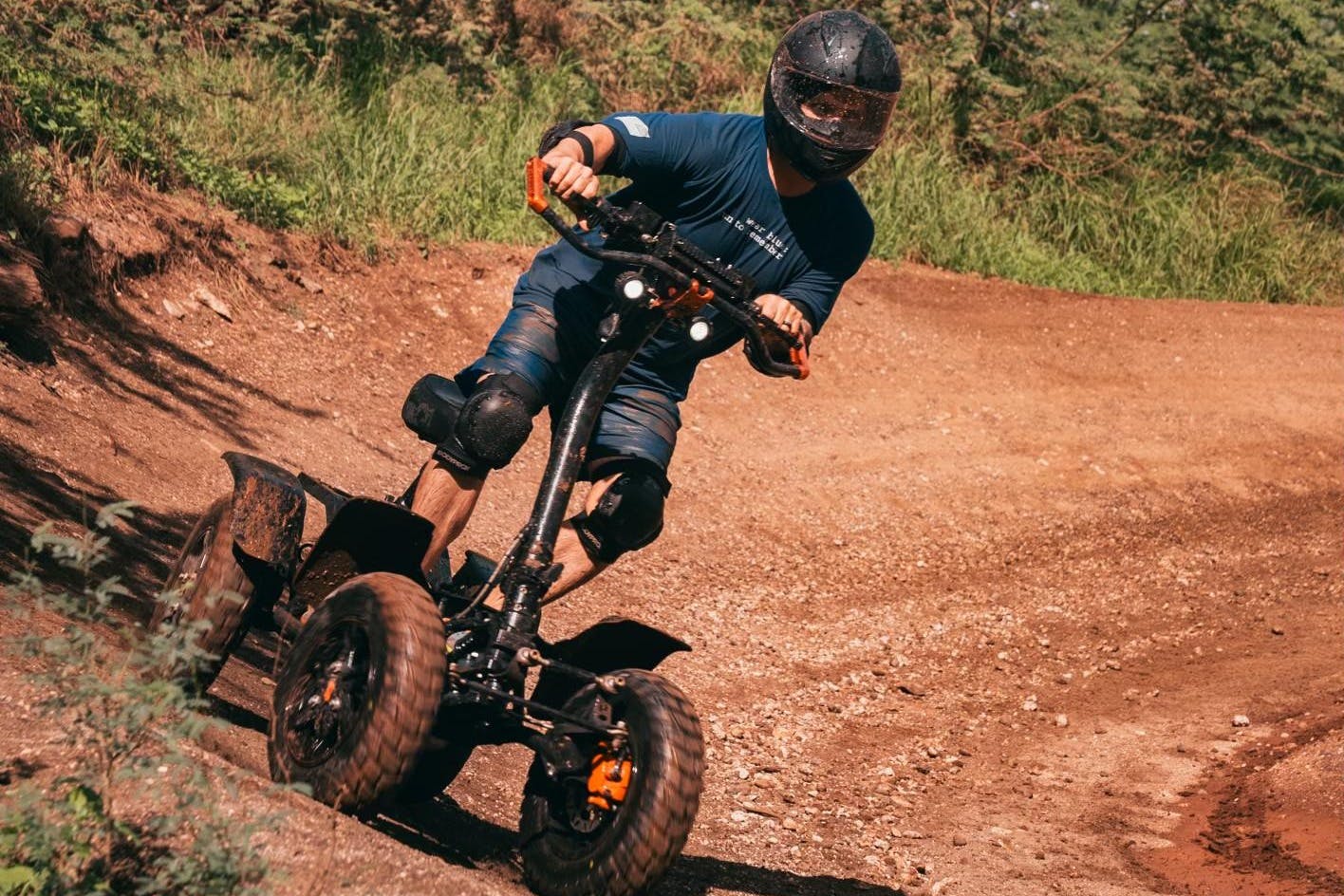 ATV de pie en la berma