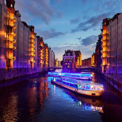 Upplyst Speicherstadt, med två lanseringar av Rainer Abicht Elbreederei.