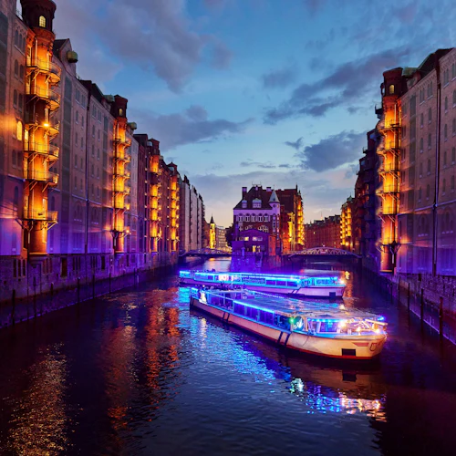 Upplyst Speicherstadt, med två lanseringar av Rainer Abicht Elbreederei.