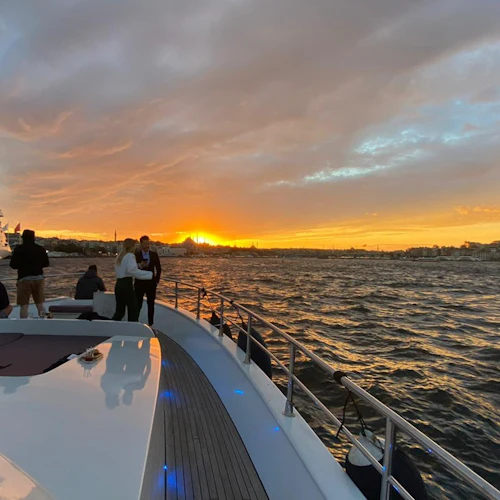 Istambul: cruzeiro de iate ao pôr do sol no Bósforo com lanches - Photo 10