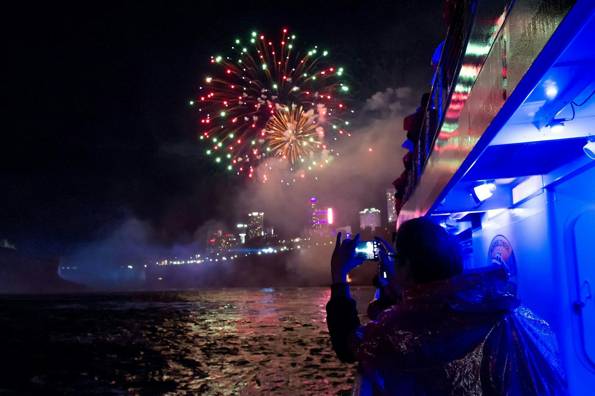 Cascate del Niagara (CA): Viaggio dietro le cascate + tour guidato + tour in barca con fuochi d'artificio — 8