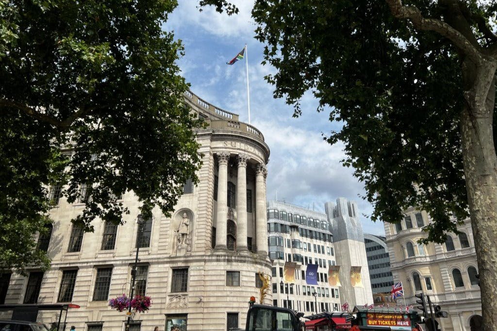 Extérieur de la banque des sorciers Gringotts_South African High Commission