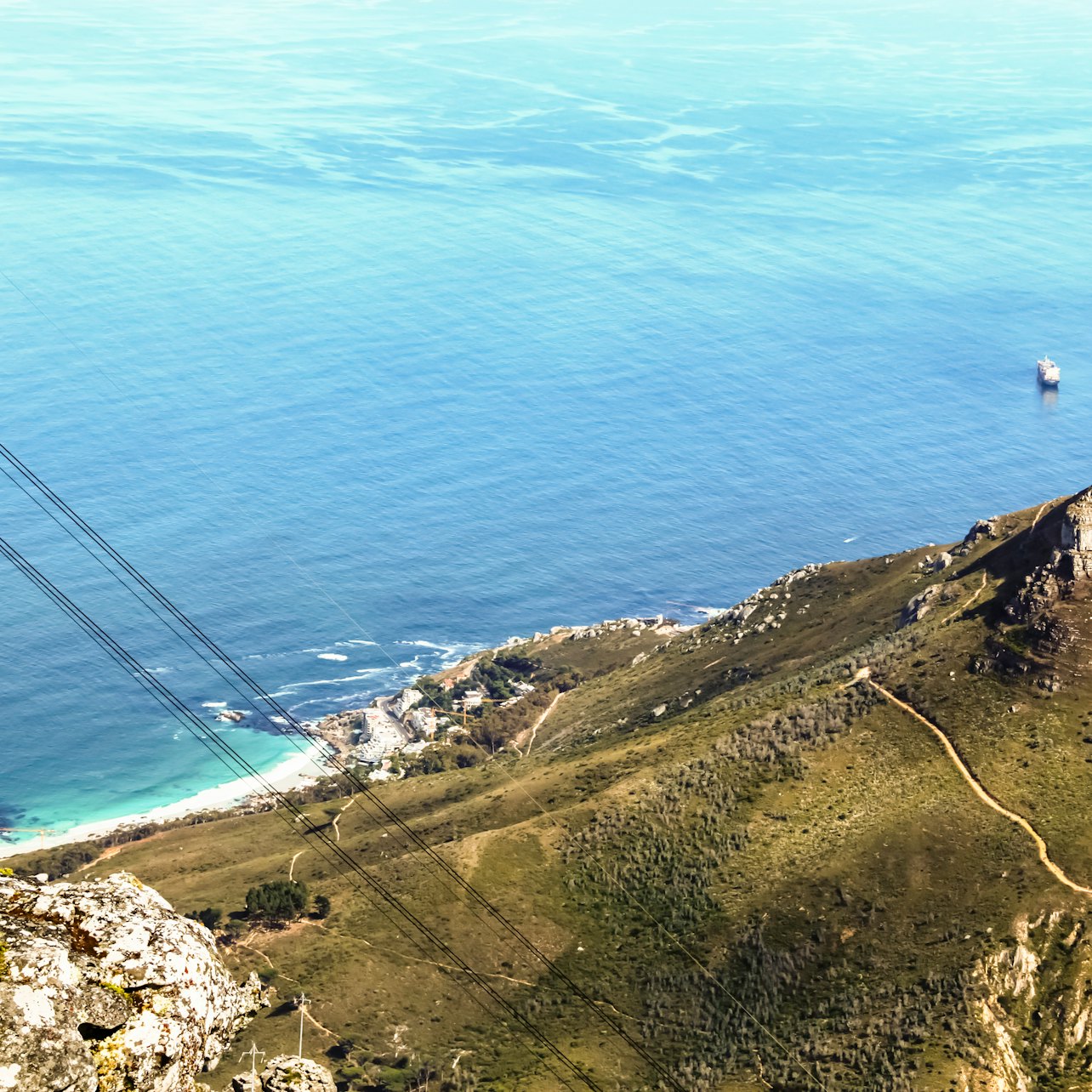 Hop-on Hop-off Bus Cape Town & Table Mountain Aerial Cableway - Accommodations in Cape Town