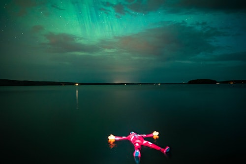 フィンランド：フローティングスーツを着たオーロラの湖の眺め(即日発券)