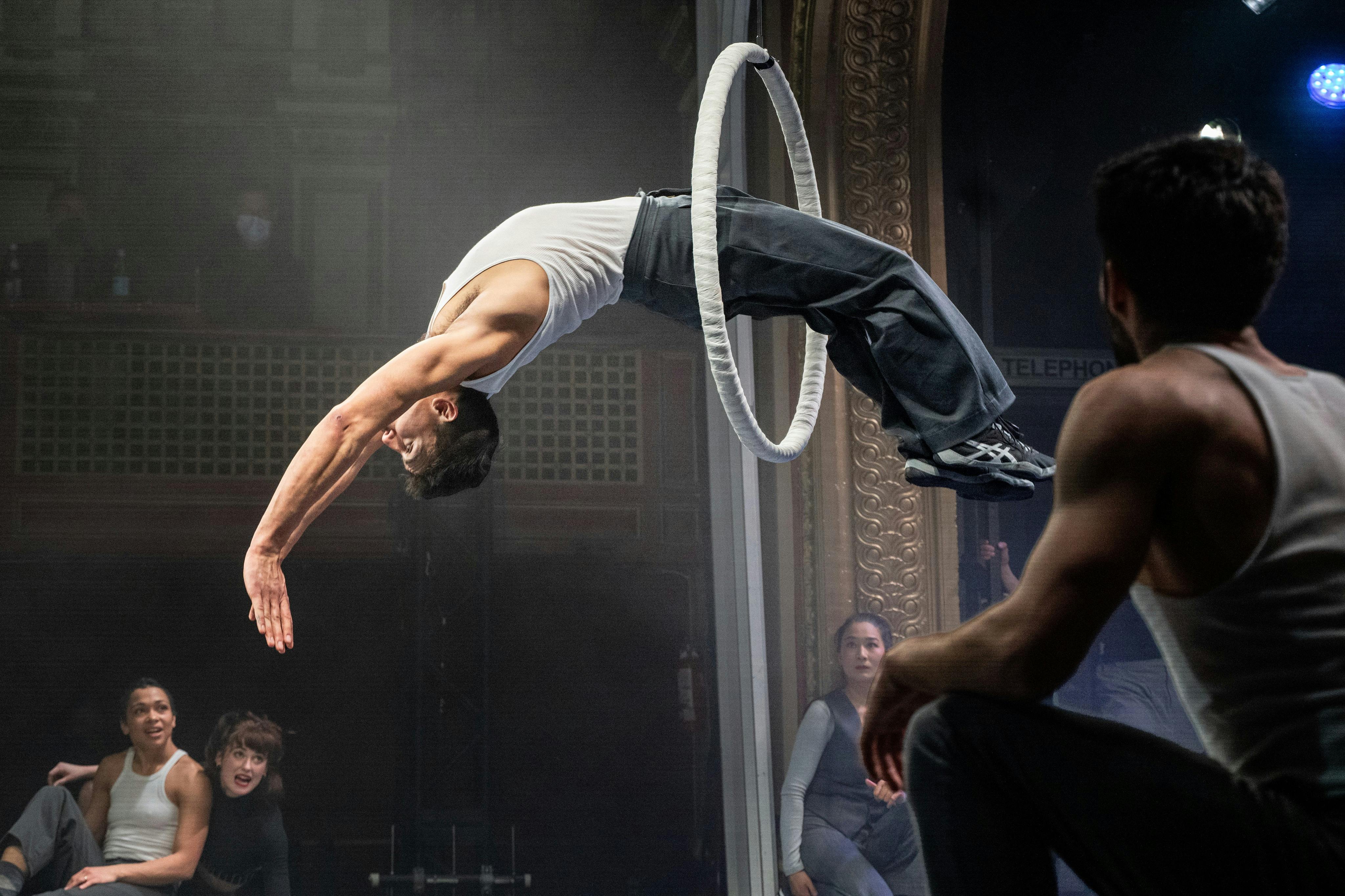 Um acrobata pula por um aro em "Querida São Francisco".