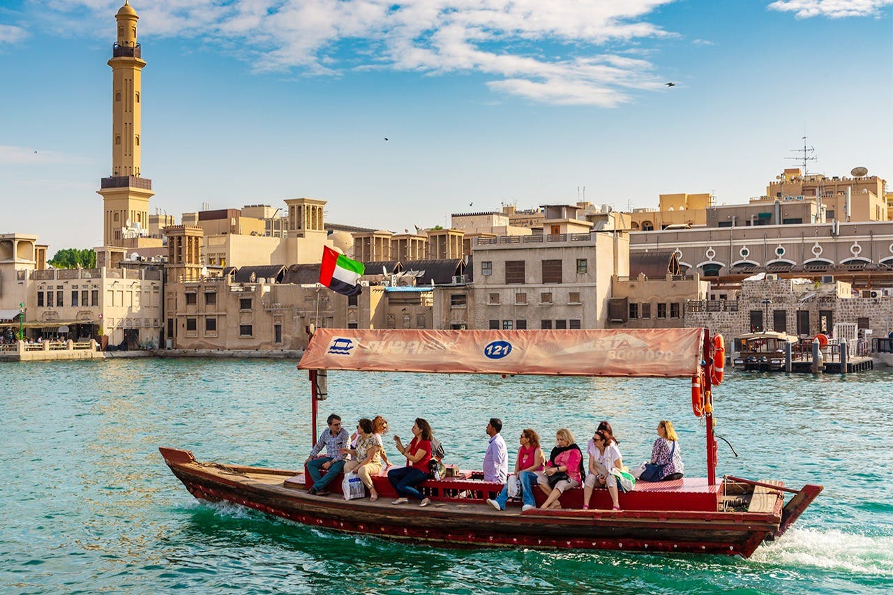 Navega cap a la serenitat en un passeig per l'Abra: la tradició atemporal de Dubai. ⛵✨ #AbraAdventures #DubaiByWater