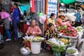 Explore o mercado local para aprender sobre a vida cotidiana e as tradições culinárias do Camboja.
