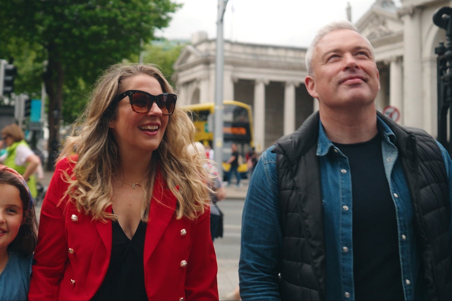 一家人环顾四周，欣赏都柏林市的景点