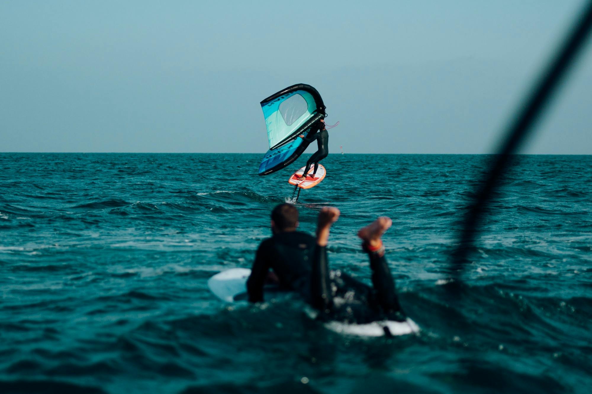 Personne faisant du wingfoil