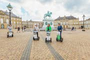 Praça do Palácio Amalienborg - você poderá cavalgar direto para o terreno e acenar para a Rainha