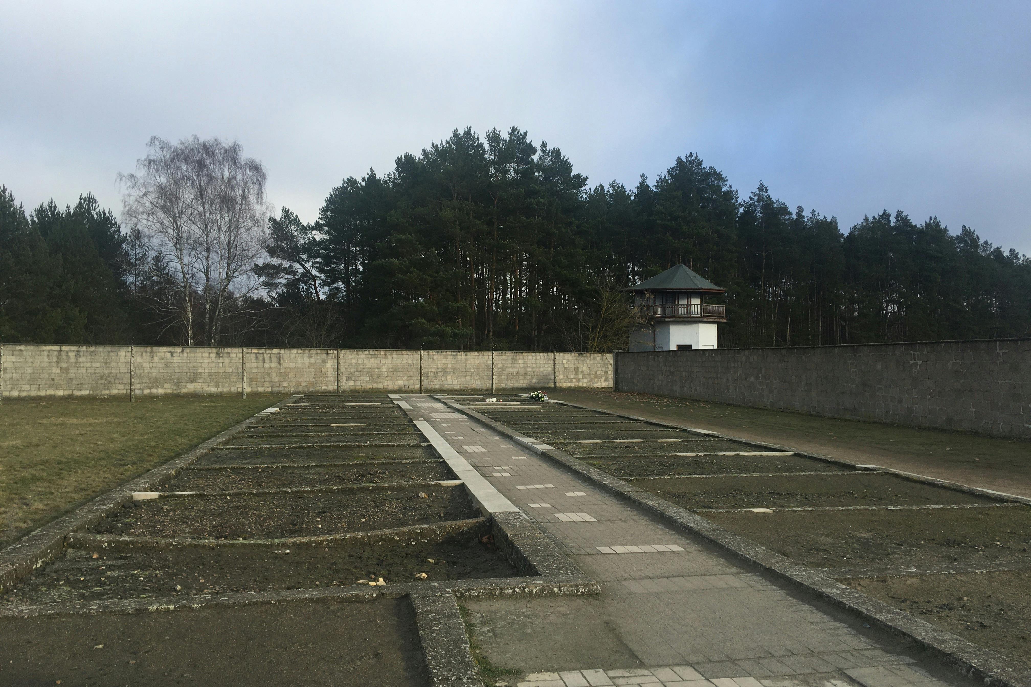 Der er stadig celleblok og vagttårn.