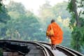 Πρώιμοι μοναχοί περπατούν στο "The Death Railway"