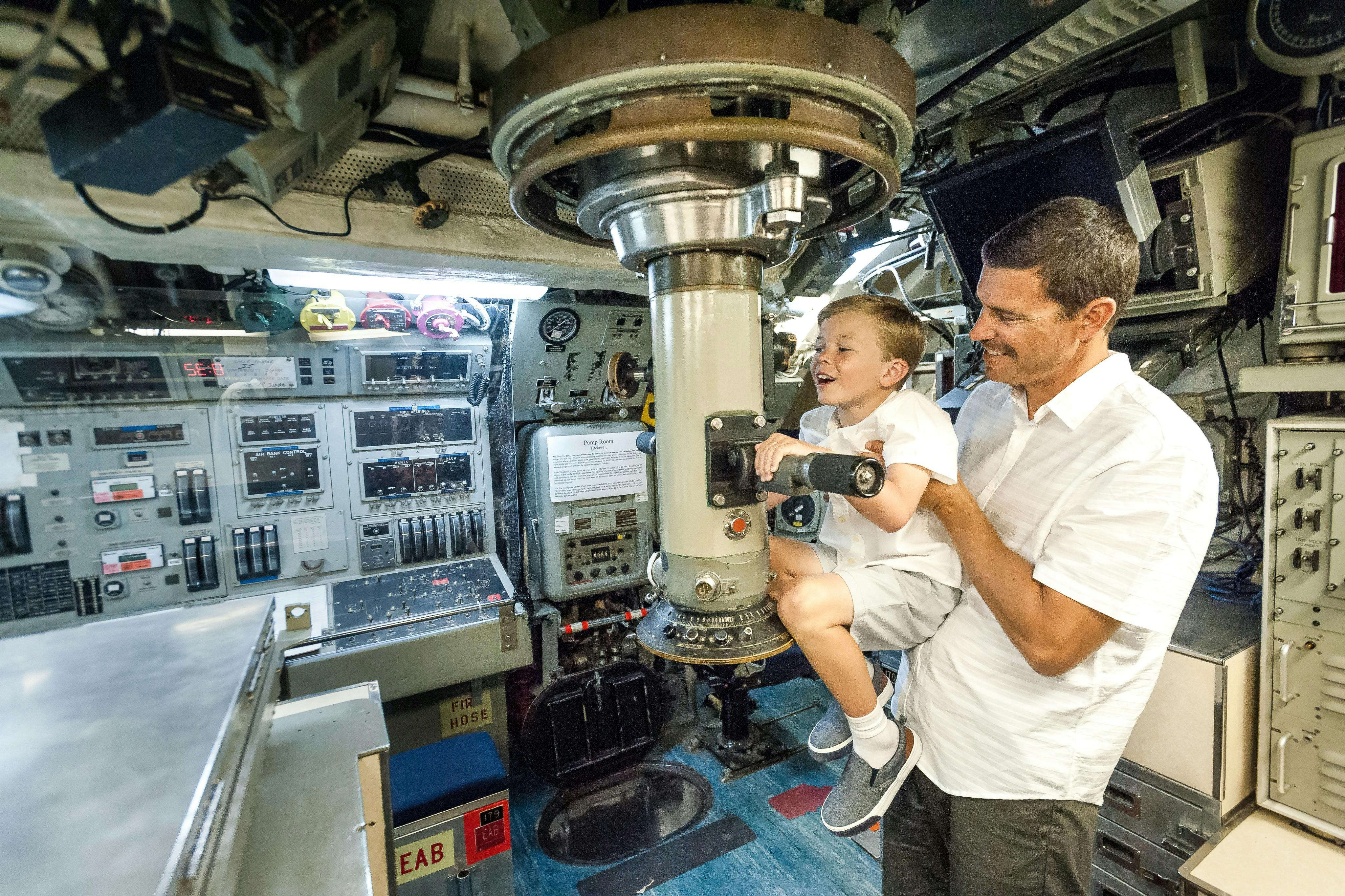 Семья наслаждается приключениями на подводной лодке USS Dolphin в Морском музее Сан-Диего.