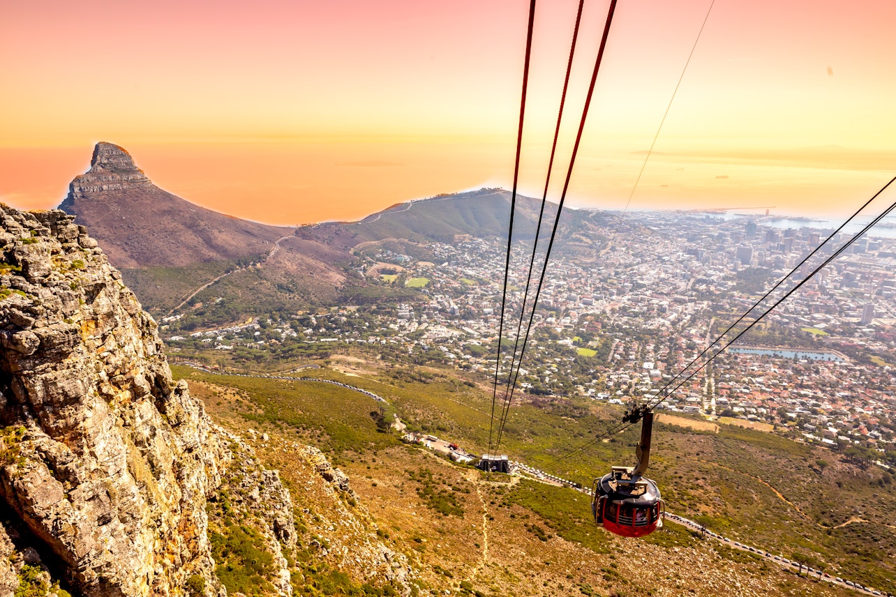 Hop-on Hop-off Bus Cape Town & Table Mountain Aerial Cableway - Accommodations in Cape Town