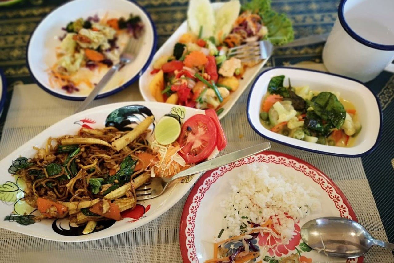 自分で作った料理を堪能しましょう。