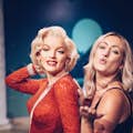 Tourist macht ein Selfie mit der Wachsfigur von Marilyn Monroe bei Madame Tussauds Hollywood