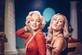 Tourist macht ein Selfie mit der Wachsfigur von Marilyn Monroe bei Madame Tussauds Hollywood