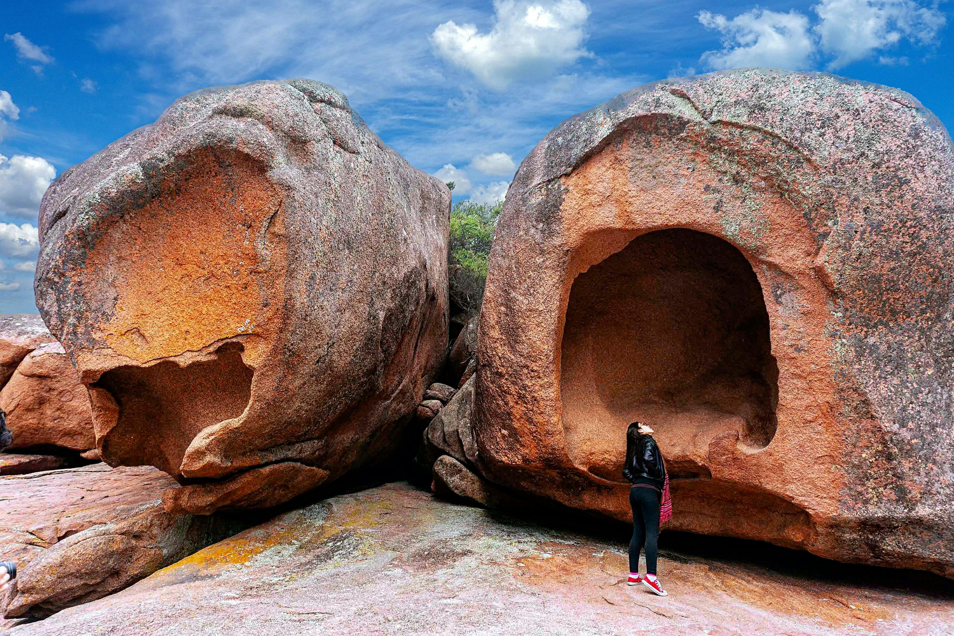 眠れる湾でピンクの花崗岩の岩石をつくろう