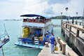 Besteigen Sie das Begleitboot am Ao Por Pier in Phuket