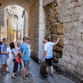 Toccare le antiche mura romane durante il nostro tour di Girona e della Costa Brava.