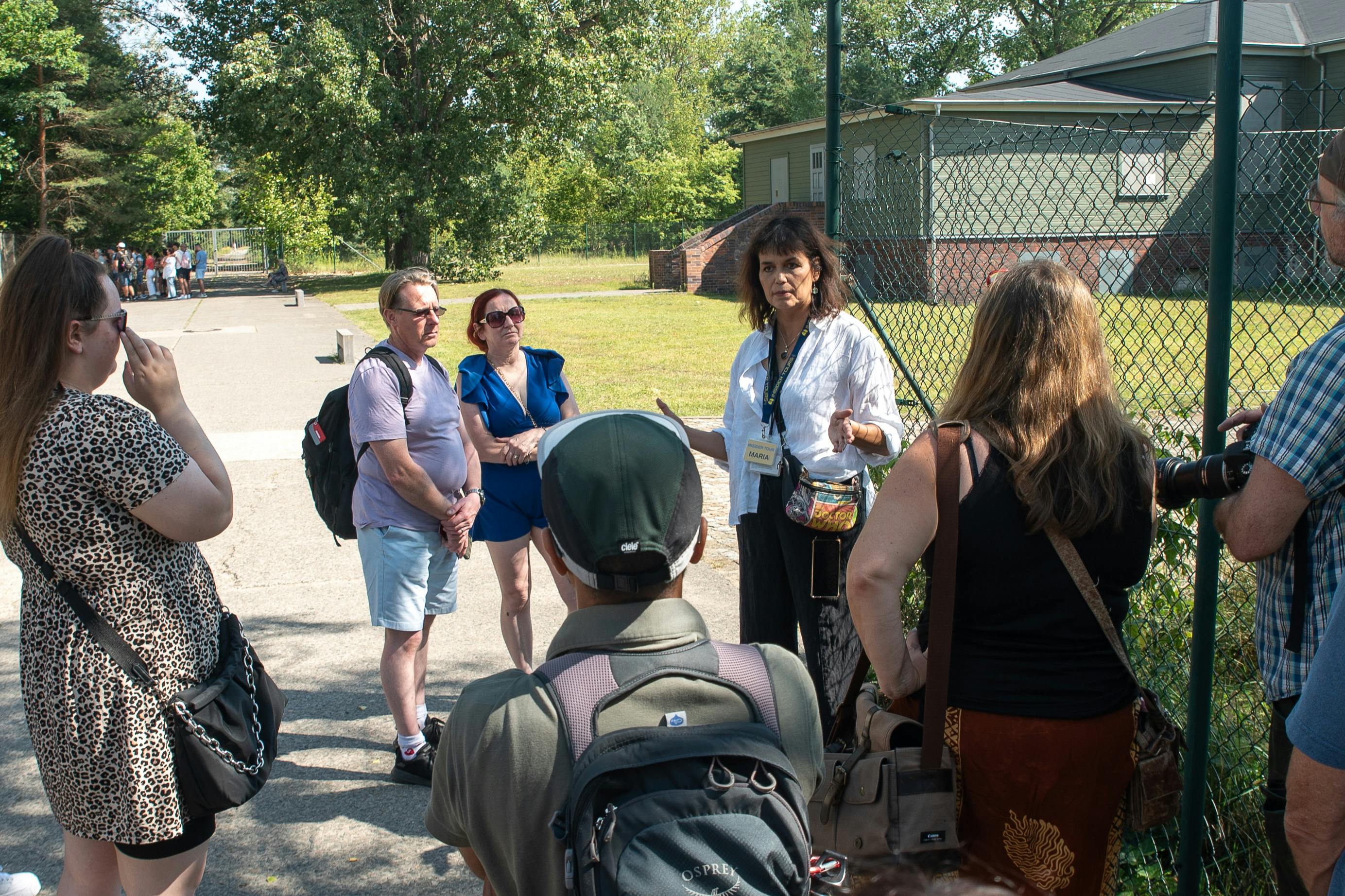 Guide og gruppe på det tidligere SS 'Casino' ved mindesmærket for koncentrationslejren Sachsenhausen