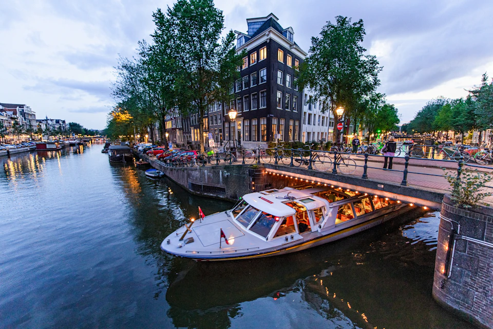 The supplier's tour boat with dinner on board sails the canals in Amsterdam.