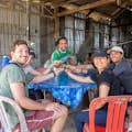 Bezoek een traditioneel kleinschalig familiebedrijf met van generatie op generatie doorgegeven technieken voor het maken van rijstwijn