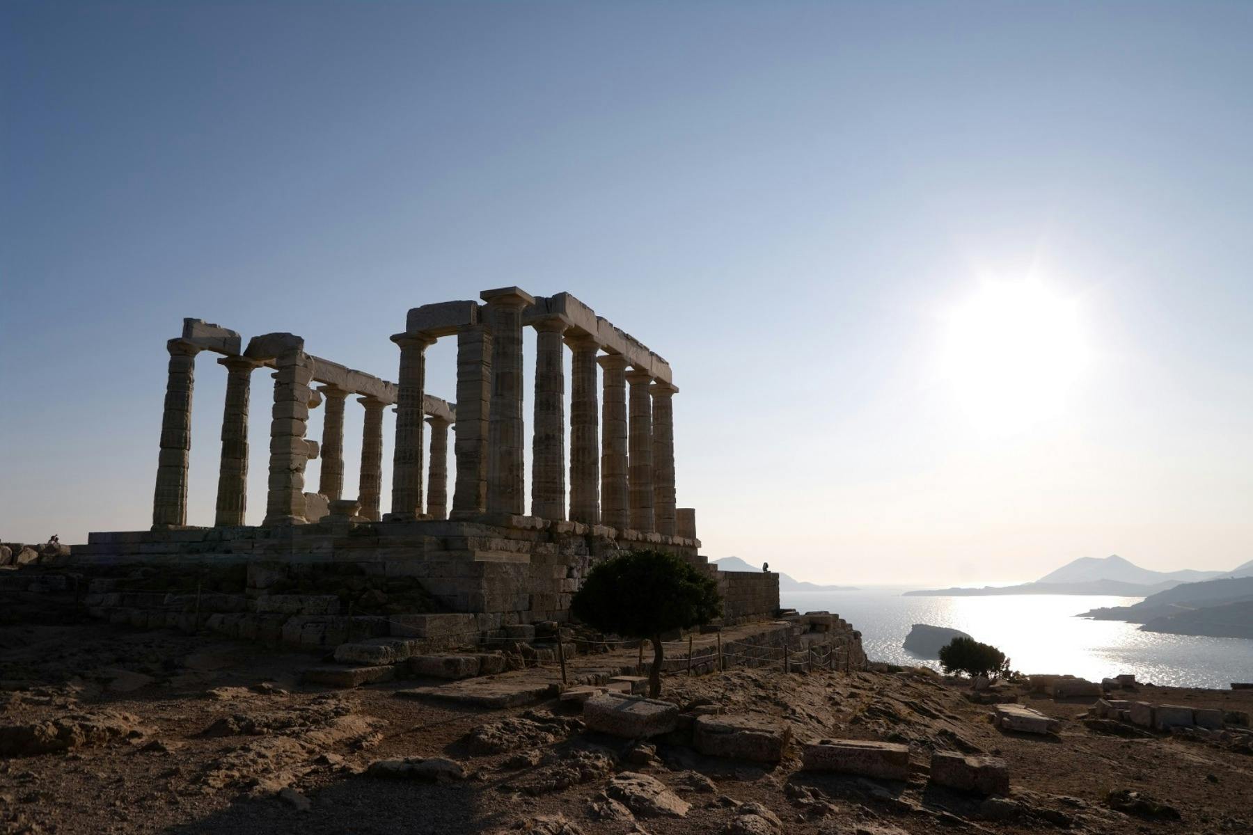 海神庙（ Temple of Poseidon ）在爱琴海（ Aegean ）日落时分剪影当日落在悬崖和岛屿上时，古老的废墟就会发光。