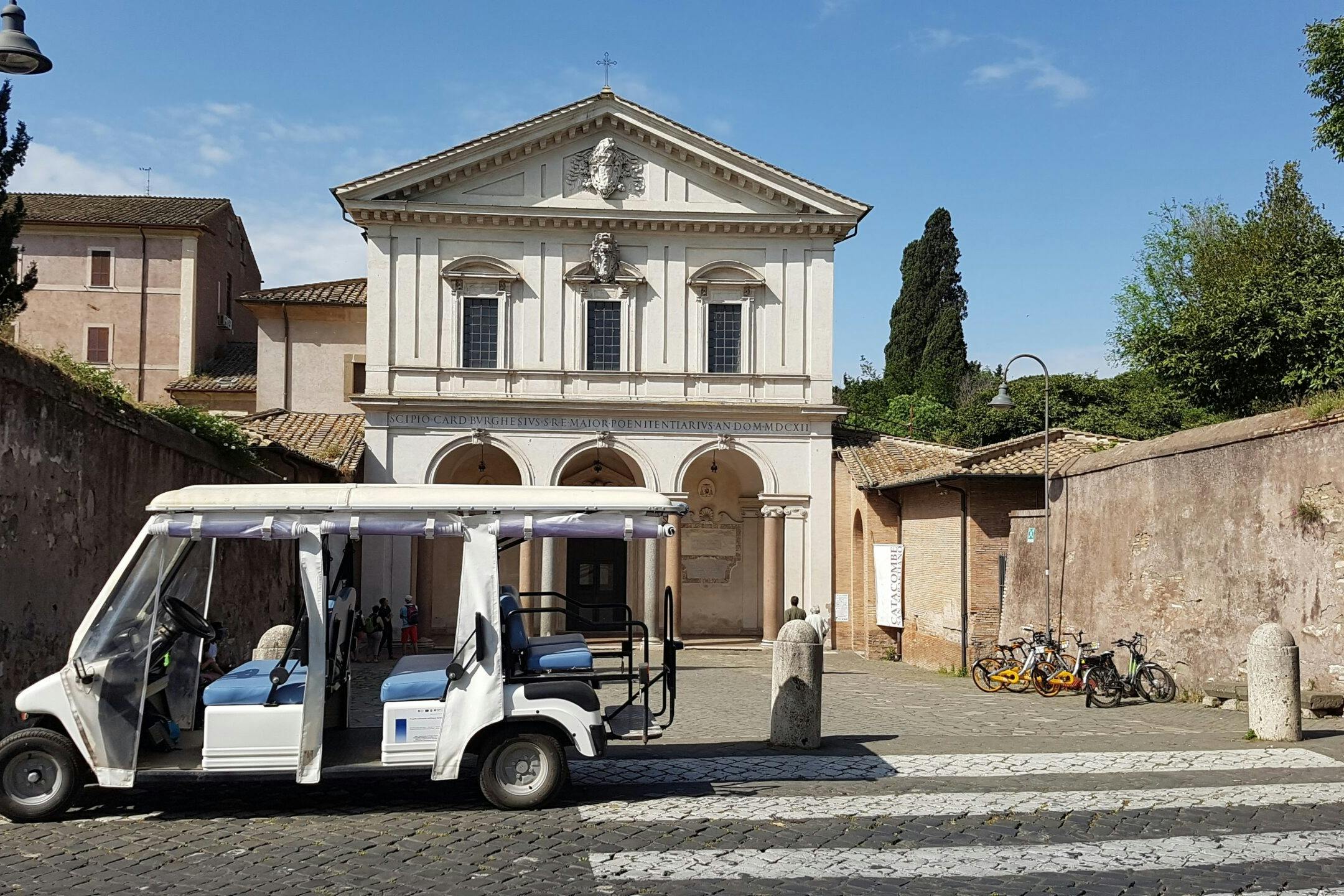 セント・セバスチャン教会の外