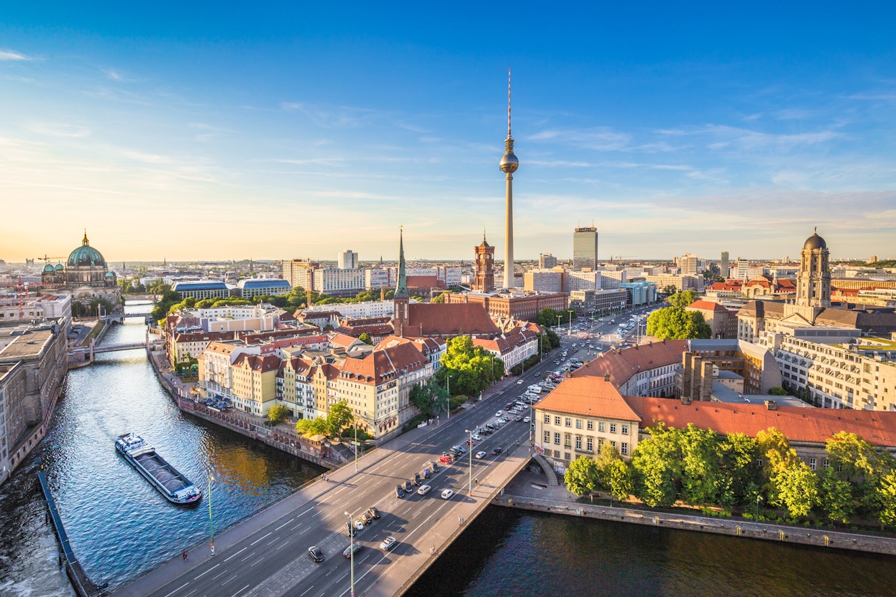 Deluxe Berlin: Car Tour with a Meal at the Reichstag, Wine & Chocolate Tastings - Accommodations in Berlin