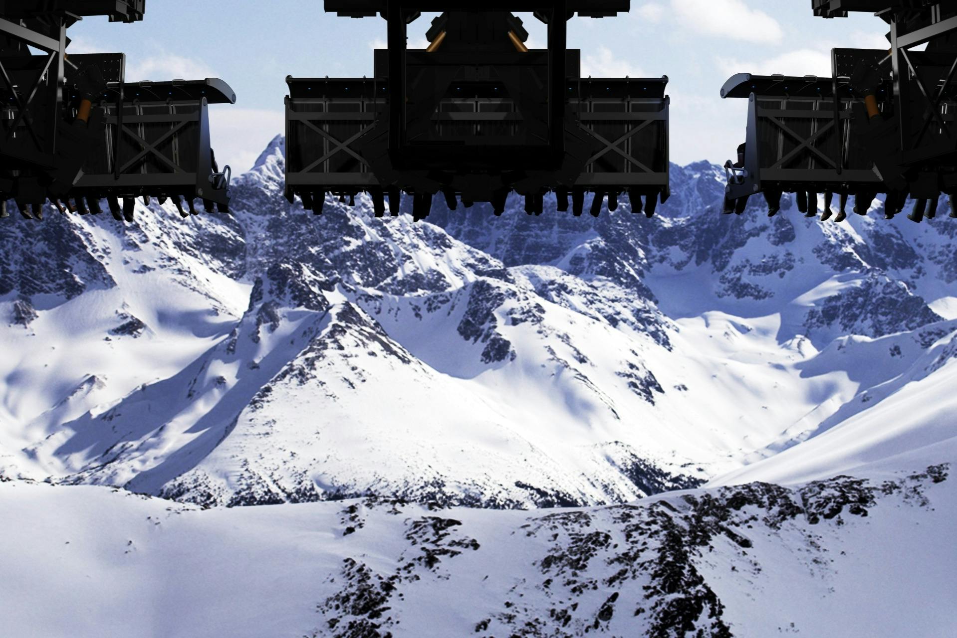 Drei schwebende Gondeln über einer schneebedeckten Bergkette mit schroffen Gipfeln unter einem teilweise bewölkten Himmel.