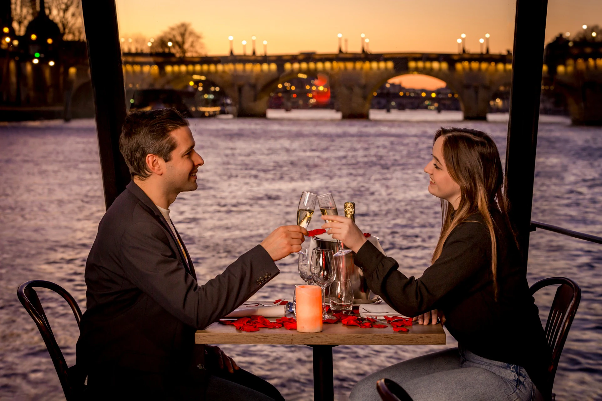 Paris : Dîner-croisière sur la Seine + Accès à la Tour Eiffel + Spectacle du Moulin Rouge