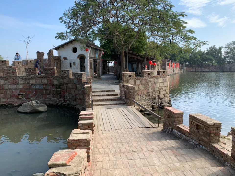 Lao Tang Lake Art Village: Entry Ticket