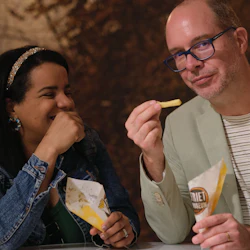 Besökare som njuter av belgiska pommes frites