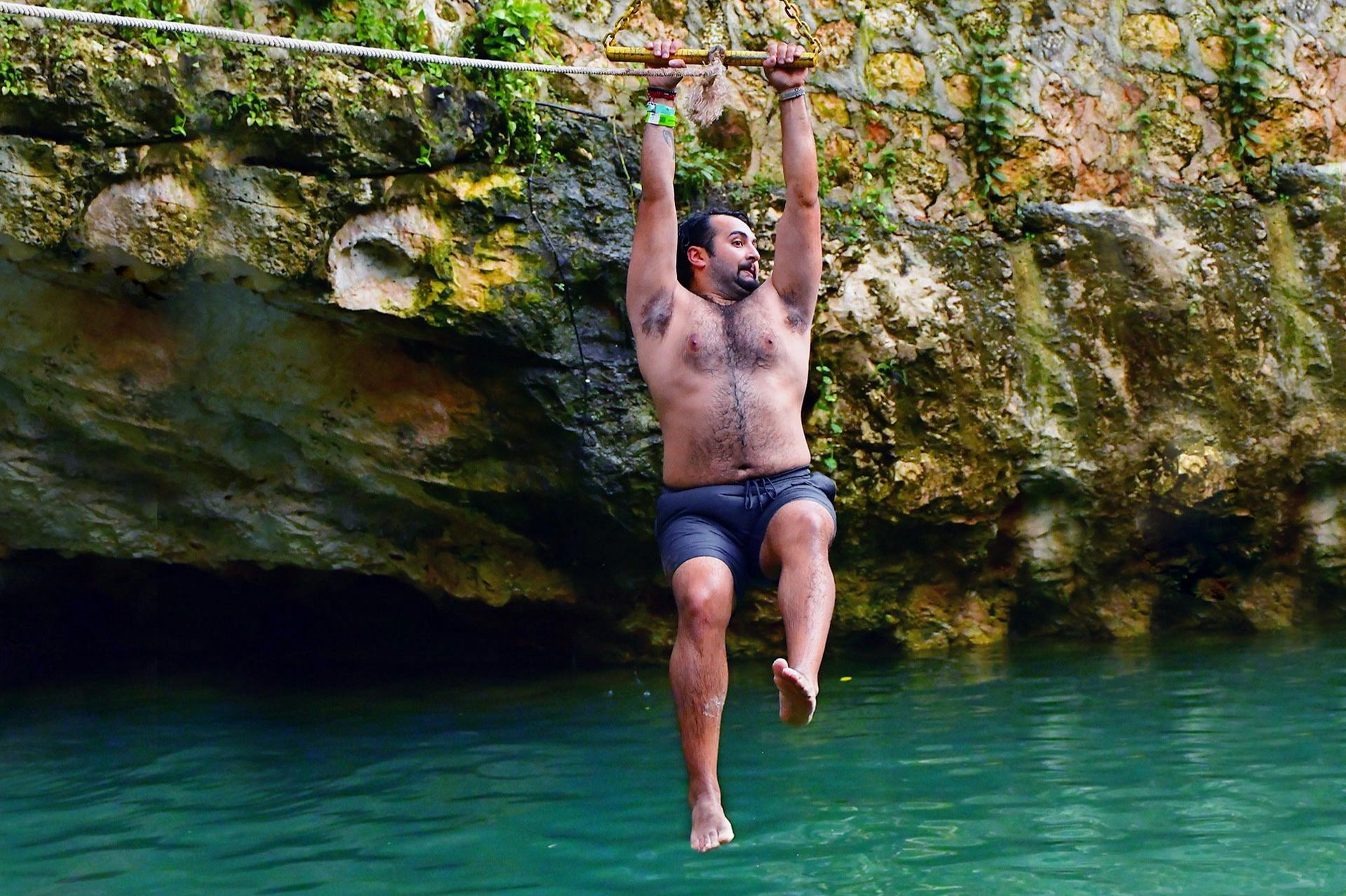 세노테에서 짚라인 타기