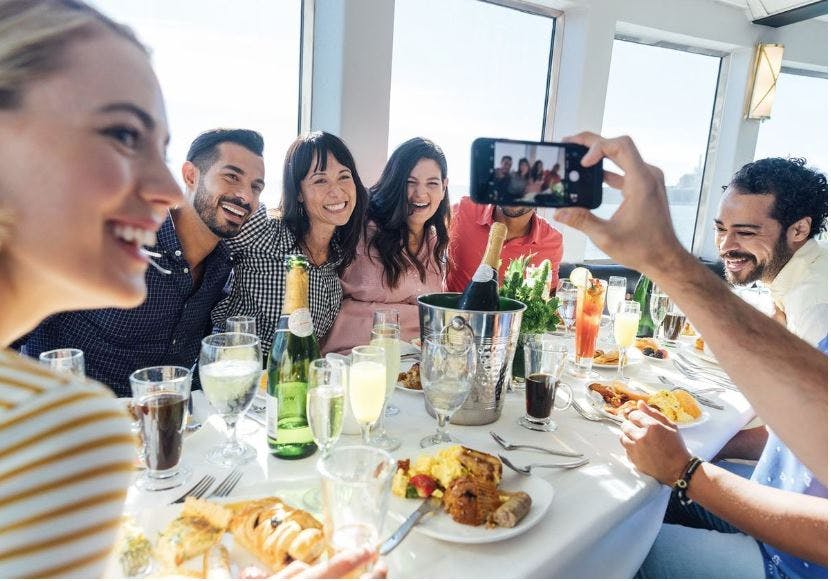 Image d'un groupe dégustant un brunch sur le bateau