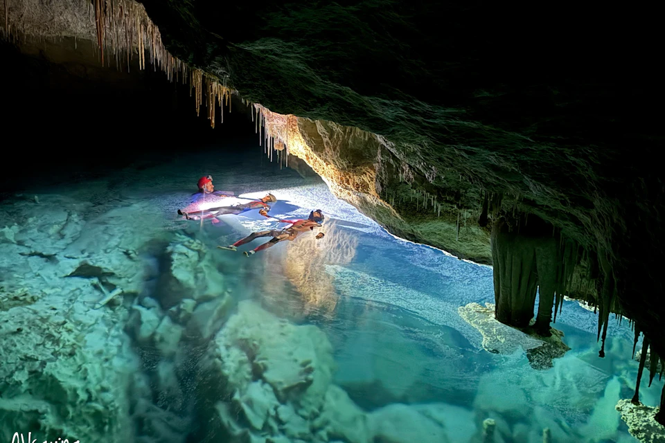 underground lake (weekend cave or adverse sea)