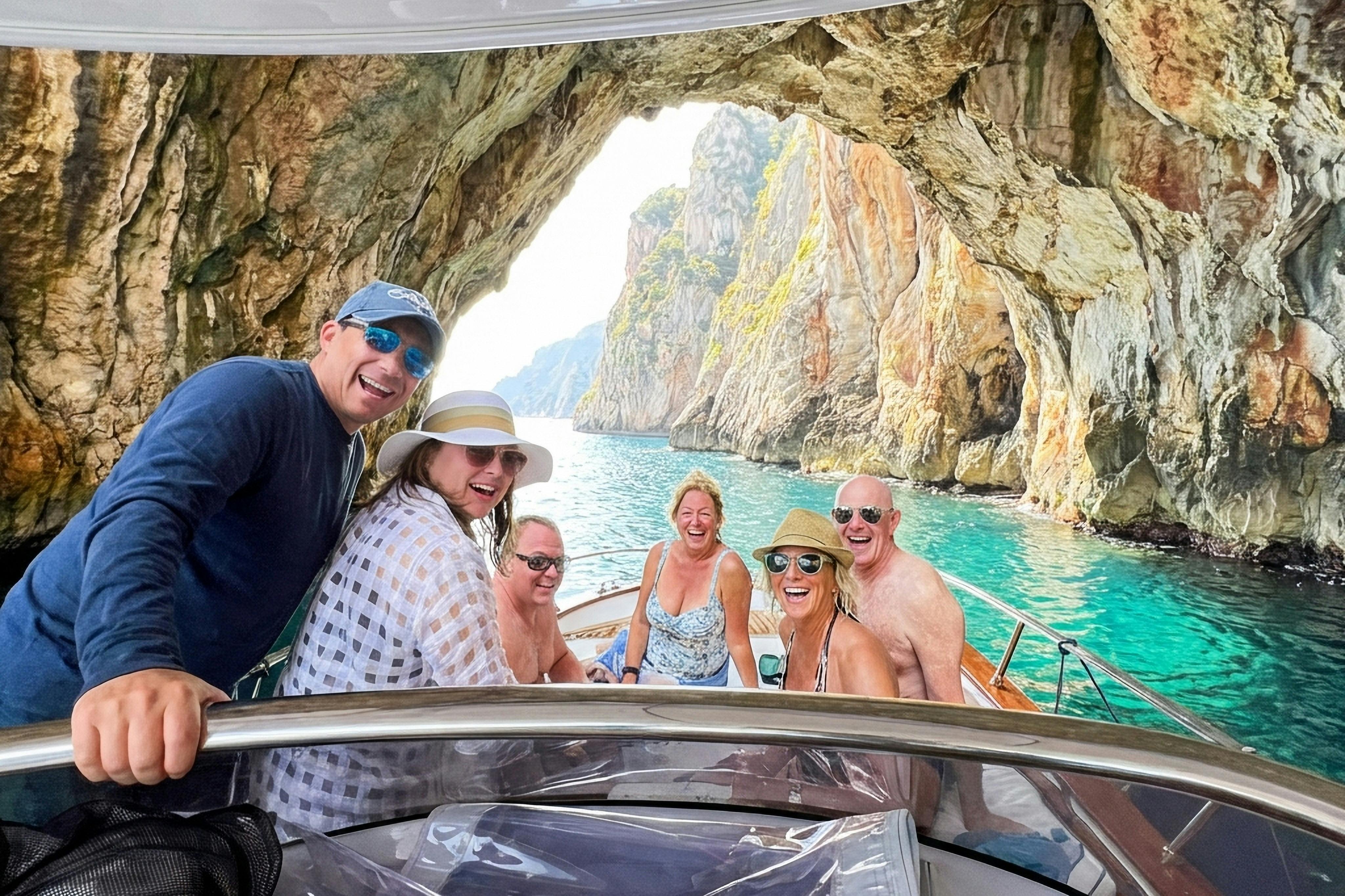 Capri: Tour guidato in barca + Brunch + Bevande + Visita alla Grotta Azzurra — 3