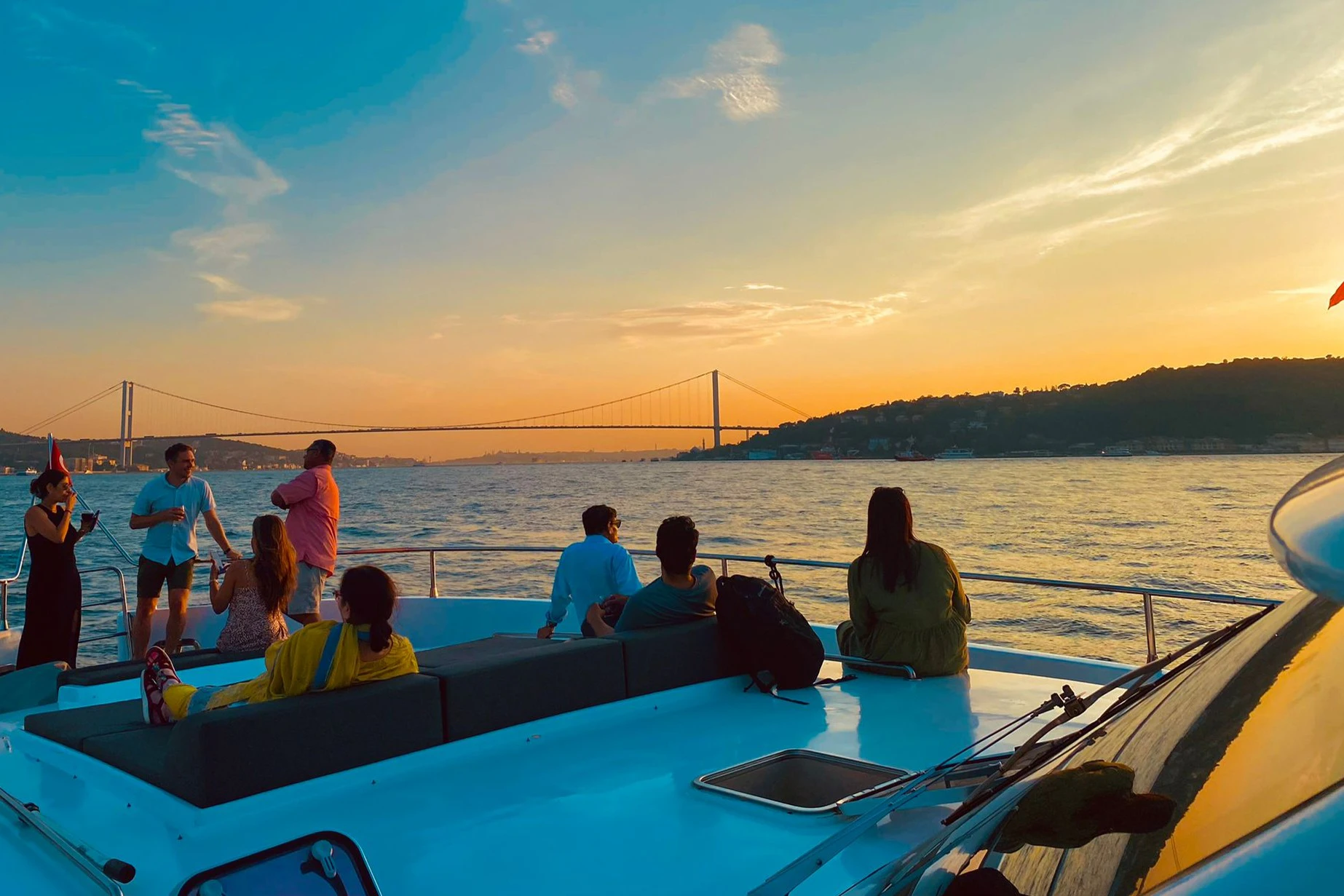 Istambul: cruzeiro de iate ao pôr do sol no Bósforo com lanches