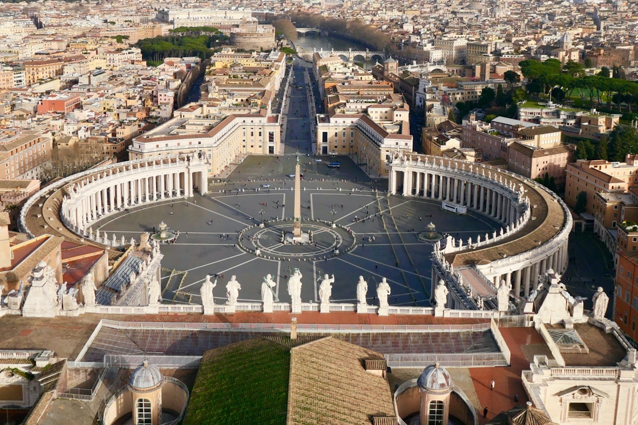 Basílica de San Pedro, Cúpula y Grutas Papales: Visita guiada para grupos pequeños - Alojamientos en Roma